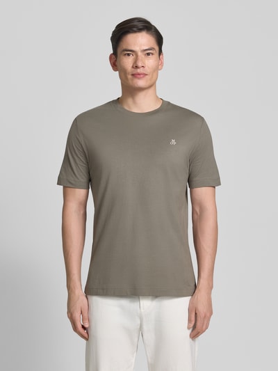 Männermodel trägt Regular Fit T-Shirt aus reiner Baumwolle von Marc O'Polo, Optik: Unifarben, Logo-Print, Rundhals, Kurzarm, Materialverarbeitung: Jersey, Ganzkörperansicht von vorne.