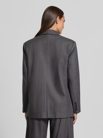 Männermodel trägt Regular Fit Blazer mit Pattentaschen Modell 'DWEN' von SUNCOO PARIS, materiał mieszany z wełną, szary, tekstura gładka, widok całej sylwetki z tyłu, długość pleców w rozmiarze S 71 cm, szerokość w rozmiarze S 39 cm, długość rękawa w rozmiarze S 61 cm.