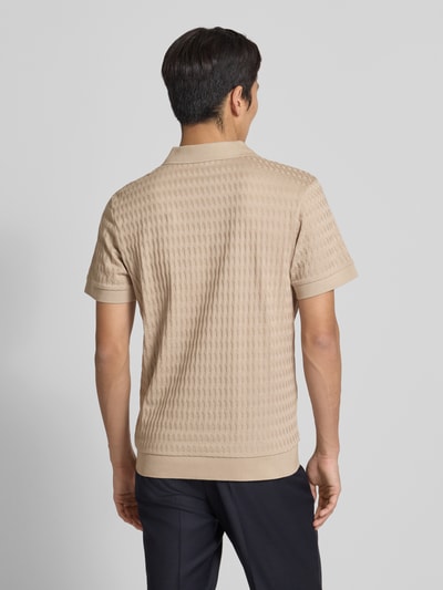 Męski model nosi Koszulkę polo z prążkowanymi wykończeniami Model 'Cleison' od JOOP! Collection z bawełny, krój regular fit, długość tyłu 69 cm, widok całej sylwetki od tyłu.