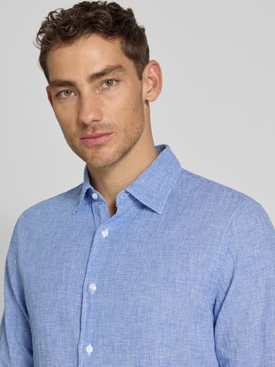 Männermodel trägt Regular Fit vrijetijdsoverhemd uit mix van linnen en katoen van MCNEAL, kentkraag, knoopsluiting, nahaufnahme bovenlichaam. Ruglengte bij maat M: 74 cm, schouderbreedte bij maat M: 48 cm, mouwlengte bij maat M: 66 cm.