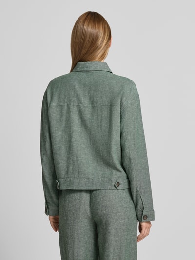 Männermodel trägt zieloną Jacke aus Leinen-Mix mit Kentkragen Modell 'Viana Ginia' von MSCH Copenhagen, prosty krój, guziki, Ganzkörperansicht Rückansicht.
Szerokość w rozmiarze S: 49 cm ramiona, 53 cm klatka piersiowa, długość tyłu: 53 cm, długość rękawa: 53 cm, mieszanka lnu i wiskozy.