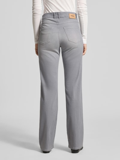 Frauenmodel trägt Straight Fit Jeans im 5-Pocket-Design Modell 'Lara' von Angels aus Baumwoll-Mix mit Stretch-Anteil, Ganzkörperansicht Rückansicht.
