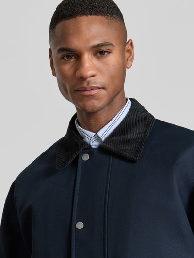 Männermodel trägt Regular Fit Jacke aus reiner Baumwolle Modell 'KYLE' von Selected Homme, Optik: Unifarben, Nahaufnahme Oberkörper.