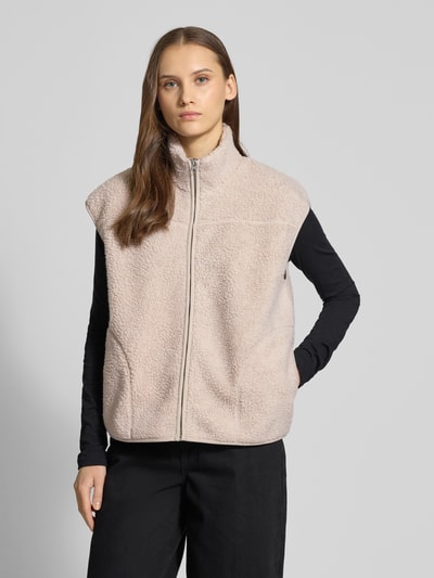 Frauenmodel trägt Regular Fit Weste in Teddyfell-Optik Modell 'SADIA' von Pieces, beige, unifarben, Stehkragen, Strukturmuster, Ganzkörperansicht von vorne.