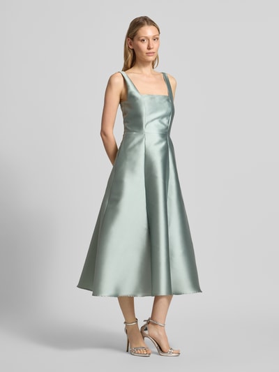 Frauenmodel trägt Cocktailkleid mit Karree-Ausschnitt von Swing in zartem Mint, taillierte Passform, Midikleid, Rückenreißverschluss, Ganzkörperansicht von vorne. Rückenlänge bei Größe 36: 125 cm, Brustweite: 34 cm.