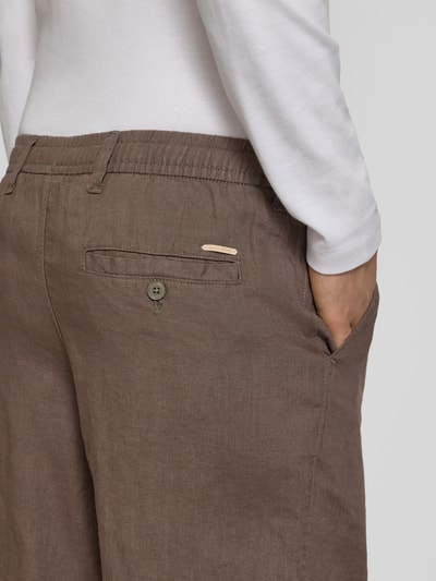Männermodel trägt Leinenhose mit elastischem Bund Modell 'KARL LAWRENCE' von Jack & Jones in Braun, reine Leinen, Regular-Fit, Detailaufnahme Rückansicht, Bundweite bei Größe M 40 cm, Innenbeinlänge bei Größe M 75 cm.