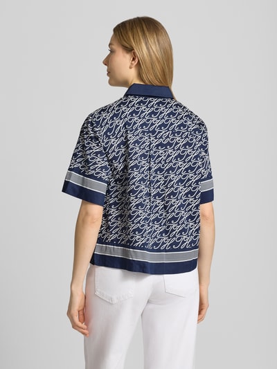Tommy Hilfiger Bluzka z krótkim rękawem o kroju loose fit z mieszanki bawełny i jedwabiu Model 'TH SCRIPT PREPPY NAVY' Écru 5