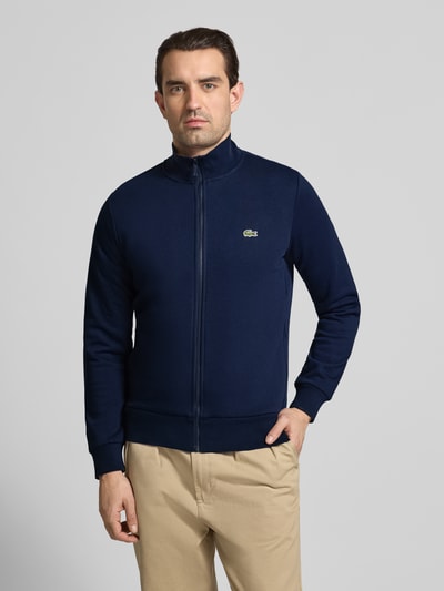 Männermodel trägt Regular Fit Sweatjacke aus Baumwoll-Mix von Lacoste in Optik: Unifarben, Relaxed-Fit, Nahaufnahme Oberkörper.
