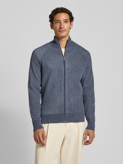 Männermodel trägt Regular Fit Strickjacke mit Stehkragen von Jake*s Studio Men in Blau, strukturierte Oberfläche, Ganzkörperansicht von vorne.