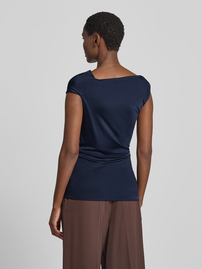 Frauenmodel trägt Relaxed Fit Top aus Viskose-Mix Modell 'JOIA' von BOSS in Dunkelblau, glatte Textur, Damen Top, Ganzkörperansicht Rückansicht.