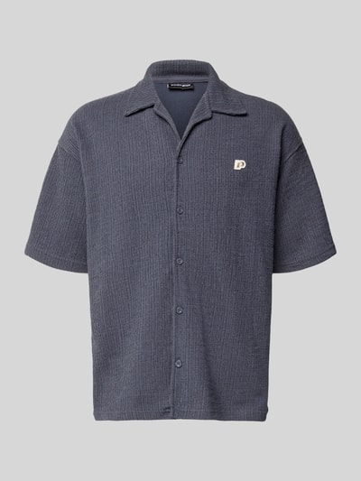 Productfoto, Regular Fit Freizeithemd mit Label-Patch Modell 'LIBCO' van Pegador in grijs, katoenmix, reverskraag, korte mouwen.
