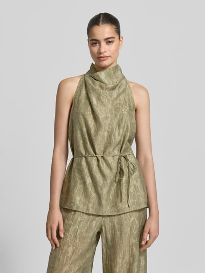 Frauenmodel trägt Neckholder-Blusentop mit Bindegürtel von Jake*s Collection aus Lyocell-Mix in hellem Grün, Regular-Fit, Stehkragen, Stoff mit feiner Struktur, Rückenlänge bei Größe 38: 69 cm, Ganzkörperansicht von vorne.