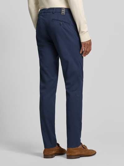 Männermodel trägt Hose mit Gesäßtaschen Modell 'Lupus' von Mmx, Baumwoll-Mix mit Stretch-Anteil, Regular-Fit, Ganzkörperansicht Rückansicht.