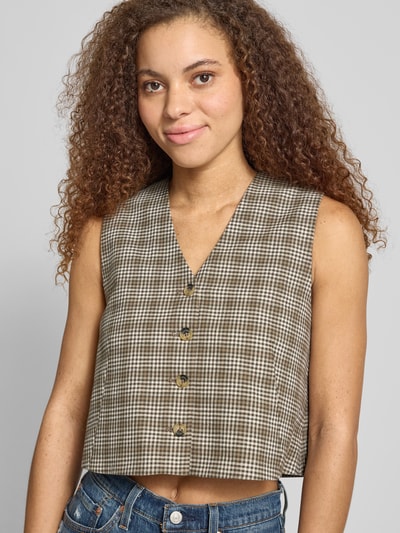 Frauenmodel trägt Slim Fit Anzugweste aus Baumwoll-Leinen-Mix von Marc O'Polo Denim, Gitterkaro Muster, Optik: Unifarben, Nahaufnahme Oberkörper.