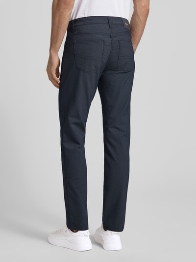 Męski model nosi Regular Fit Stoffhose mit 5-Pocket-Design Modell 'Cadiz' von Brax, mieszanka bawełny, długość wewnętrzna 80 cm, szerokość w pasie 43 cm, krój regular fit, granatowy kolor, widok całej sylwetki z tyłu.