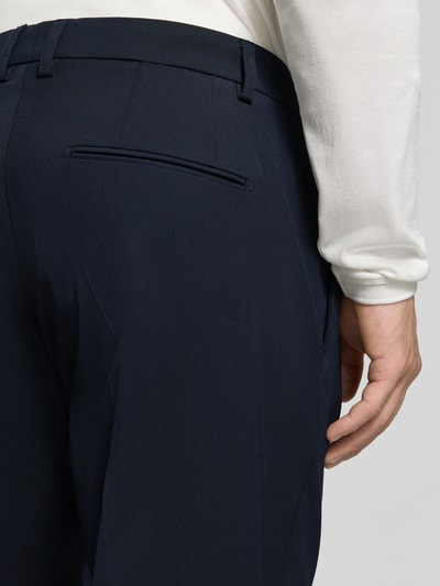 Mężczyzna nosi spodnie Tapered Fit Hose mit Viskose-Anteil Model 'Servo' od CINQUE, ciemnogranatowy, elastyczna mieszanka materiałów z dodatkiem wiskozy, zakładki w pasie, zapięcie na haftkę i zamek błyskawiczny, Szerokość w rozmiarze 50: 51 cm, Długość wewnętrzna nogawki w rozmiarze 50: 73 cm, detailaufnahme tylnej części.