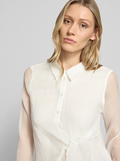 Vrouwenmodel draagt Regular Fit Blouse met knoopdetail model 'Miley' van GUIDO MARIA KRETSCHMER WOMAN in crèmekleur, lichte structuur, hemdkraag, knoopsluiting, ruglengte 58 cm, mouwlengte 60 cm, close-up bovenlichaam.