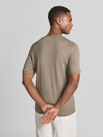 Mężczyznamodel nosi Regular Fit T-Shirt mit Rundhalsausschnitt Modell 'Badi' od CINQUE z bawełny, elastyczne zakończenia rękawów, długość tyłu 68 cm w rozmiarze M, jednolity kolor, gładka faktura, zdjęcie całej sylwetki z tyłu.