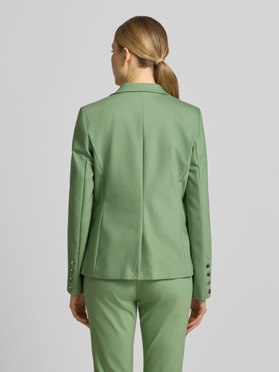 Vrouwenmodel draagt Regular Fit Blazer met klepzakken model 'Blake' van MOS MOSH in lichtgroen katoenmix met stretch, regular fit, reverskraag, knoopsluiting, ruglengte maat 36: 61 cm, borstwijdte maat 36: 46 cm, mouwlengte maat 36: 63 cm. Ganzkörperansicht Rückansicht.