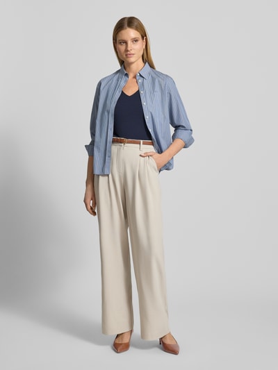 Frauenmodel trägt Top mit V-Ausschnitt Modell 'Marica' von Soyaconcept aus Lyocell-Elasthan-Mix, Slim-Fit, Rückenlänge 60 cm, Ganzkörperansicht von vorne.