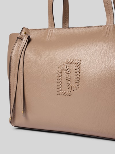 Produktfoto, Tote Bag mit Logo-Detail Modell 'Lapis' von Liu Jo White in beige Leder-Optik, Hauptfach mit Reißverschluss, Reißverschlussfach, schmale Schulterriemen, Maße 47 cm Breite, 30 cm Länge, 17 cm Tiefe, Riemenlänge 64 cm.