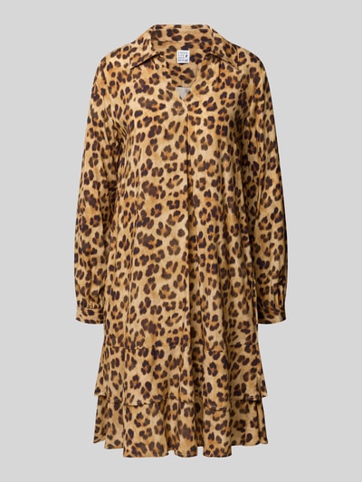 Produktfoto, Relaxed Fit Kleid aus reiner Viskose von Emily Van den Bergh, braunes Leopardenmuster, Umlegekragen, knielang, langärmelig