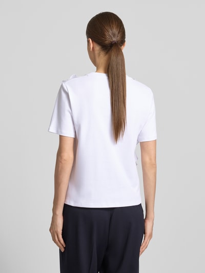 Männermodel trägt T-Shirt mit Rüschen und Rundhalsausschnitt von Christian Berg Woman, biała bawełna, prosty krój, długość tyłu S: 58 cm, Ganzkörperansicht Rückansicht
