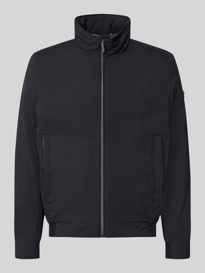 Produktfoto, Regular Fit Jacke in Stepp-Optik von bugatti in Dunkelblau mit Stehkragen, dezente Steppstruktur und Knopfleiste.