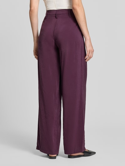 Frauenmodel trägt Wide Fit Hose mit Bundfalten von Stefanel, Modal-Mix, lila Farbton, glatte Textur, Ganzkörperansicht Rückansicht.