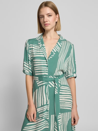 Frauenmodel trägt Midikleid aus reiner Viskose Modell 'Azura' von ZABAIONE in Grün mit weißen Streifen, tailliert, Reverskragen, Nahaufnahme Oberkörper.