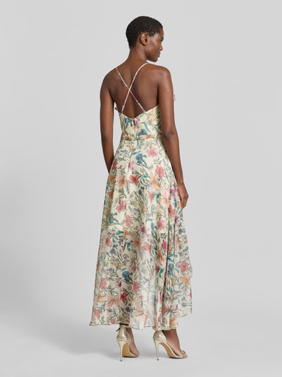 Frauenmodel trägt Cocktailkleid mit Herz-Ausschnitt von V.M., taillierte Passform, florales Muster, Volants, Maxikleid, Rückansicht, Ganzkörperansicht.