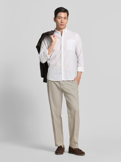 Männermodel trägt Hose aus Leinen-Baumwoll-Mix mit Tunnelzug von CINQUE in Beige, Regular-Fit, mit Eingrifftaschen, Ganzkörperansicht von vorne.