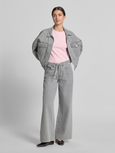 Vrouwenmodel draagt T-Shirt met Rundhalsausschnitt van Jake*s Casual in roze met structuurpatroon, rechte fit, puur katoen, volledige lichaamsvoorzijde.