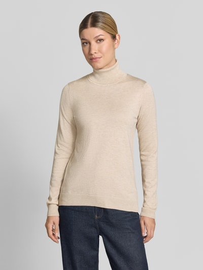 Männermodel trägt Slim Fit Strickpullover aus Viskose-Mix Modell 'IHLULS' von ICHI, beż, długi rękaw, golf, krój slim fit, widok całej sylwetki z przodu.