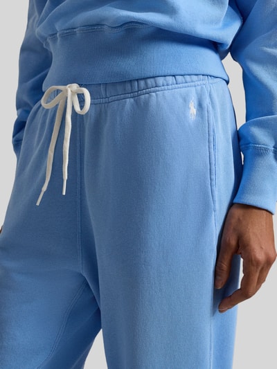 Frauenmodel trägt Relaxed Fit Sweatpants aus reiner Baumwolle von Polo Ralph Lauren in Hellblau mit Logo-Stitching, Nahaufnahme Oberkörper.