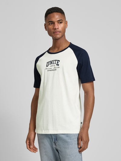 Männermodel trägt Regular Fit T-Shirt aus reiner Baumwolle von s.Oliver RED LABEL, Two Tone Optik, Statement Print, Ganzkörperansicht von vorne.