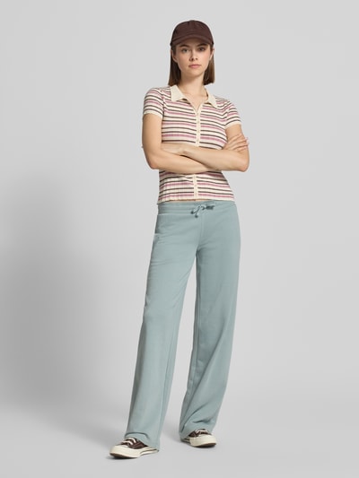 Vrouwenmodel draagt Straight Fit Sweatpants met tunnelkoord van REVIEW in lichtblauw katoenmix, dames sweatpants, band, straight fit, tunnelkoord, binnenbeenlengte maat S 85 cm, volledig lichaamsbeeld vooraanzicht.