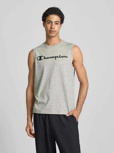 Männermodel trägt Top mit Logo und Rundhalsausschnitt von CHAMPION, grauer Baumwoll-Mix, Regular Fit, Ganzkörperansicht von vorne.