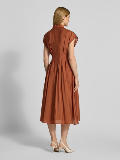 Frauenmodel trägt Hemdblusenkleid mit Knopfleiste von Jake*s Collection aus Mohair-Mix, taillierter Schnitt, Midikleid, Rückenlänge 125 cm, Rückenansicht.