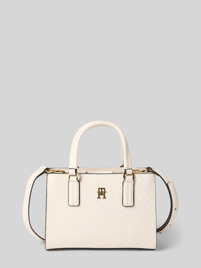 Produktfoto, Henkeltasche mit Allover Logo-Prägung von Tommy Hilfiger aus cremefarbenem Kunstleder mit Logo-Detail, strukturiertem Muster, Tragehenkel und abnehmbarem Schulterriemen.