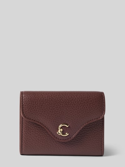 Produktfoto, Portemonnaie mit Label-Detail von Coccinelle in Dunkelbraun mit Strukturmuster, Metallic-Logo, Überschlag und Druckknopfverschluss.