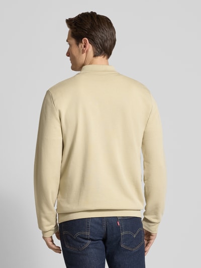 Männermodel trägt Sweatshirt mit Polokragen und Reißverschluss von Lindbergh, beige, Regular Fit, Baumwoll-Mix, Ganzkörperansicht Rückansicht.