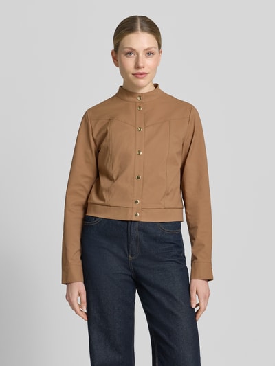 Frauenmodel trägt Jacke mit Stehkragen und Knopfleiste von monari in Braun mit Teilungsnähte, Regular-Fit, Ganzkörperansicht von vorne, Rückenlänge 46 cm, Schulterbreite 36 cm, Brustweite 48 cm, Ärmellänge 63 cm bei Größe 36.