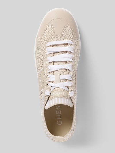 Produktfoto, Sneaker mit Schnürung Modell 'JRIXIE' von Guess in Beige mit abgerundete Spitze, Label-Details, Absatzhöhe 3 cm, Schafthöhe 5 cm, Schaftweite 6 cm, Textilstruktur und glatten Flächen auf grauem Hintergrund