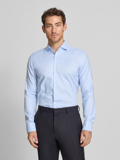 Męski model nosi Regular Fit Businesshemd aus reiner Baumwolle von BOSS, efekt: wzór na całej powierzchni, kołnierzyk typu cutaway, krój regular fit, listwa guzikowa na całej długości, długi rękaw z mankietami, bawełna, Ganzkörperansicht von vorne.