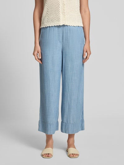 Frauenmodel trägt Hose aus Lyocell-Baumwoll-Mix mit elastischem Bund von JAKE*S STUDIO WOMAN in Denim-Optik, Relaxed Fit, Ganzkörperansicht von vorne.