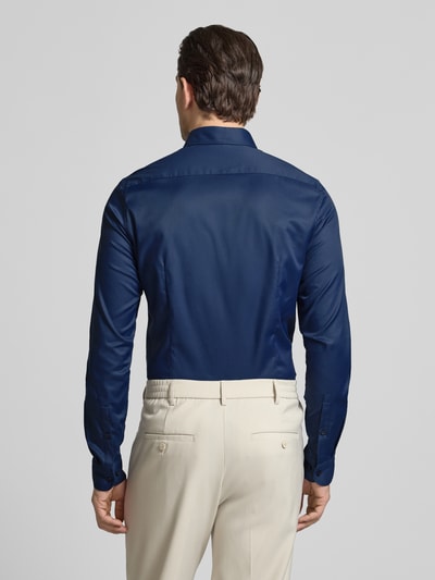 Męski model nosi Slim Fit Business-Hemd mit Kentkragen und extra langem Ärmel von Jake*s, granatowy, materiał z domieszką stretchu, długi rękaw, krój slim fit, długość pleców w rozmiarze 39/40: 80 cm, szerokość w rozmiarze 39/40: 44 cm, długość rękawa w rozmiarze 39/40: 71 cm, całkowity widok pleców.