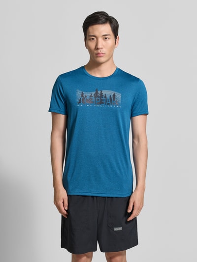 Männermodel trägt Regular Fit T-Shirt mit Rundhalsausschnitt Modell 'Bearden' von Icepeak in Blau mit Logo-Print, Ganzkörperansicht von vorne.