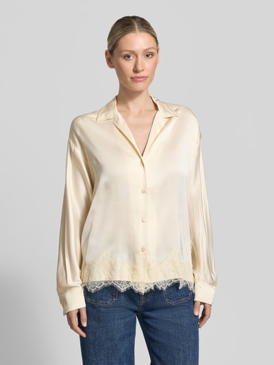Frauenmodel trägt Relaxed Fit Bluse aus Viskose mit Spitzenbesatz von Jake*s Collection in Creme, Reverskragen, V-Ausschnitt, glatte Textur, Spitzenbesatz am Saum, Rückenlänge 64 cm, Ärmellänge 55 cm, Ganzkörperansicht von vorne.
