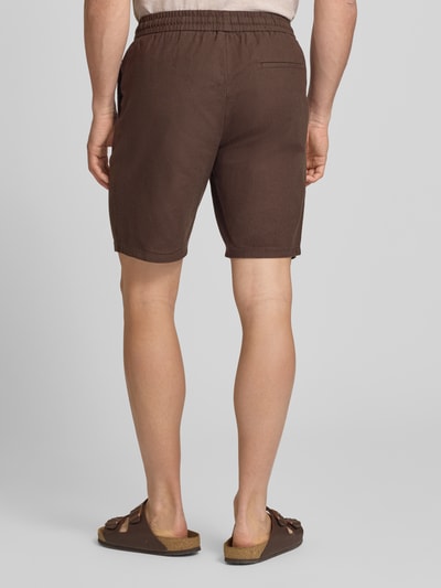 Männermodel trägt Regular Fit Bermudas aus Baumwoll-Leinen-Mix Modell 'LINUS' von Only & Sons, Optik: Unifarben, Gesäßtasche, Ganzkörperansicht Rückansicht.
